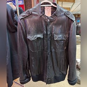 Men’s Ever genuine leather jacket. Size men’s medium. Color is black.